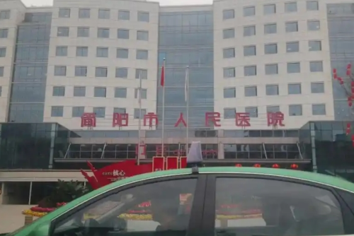 簡陽人民醫(yī)院牙科醫(yī)生哪個好？正畸修復拔牙不同需求這樣選醫(yī)生